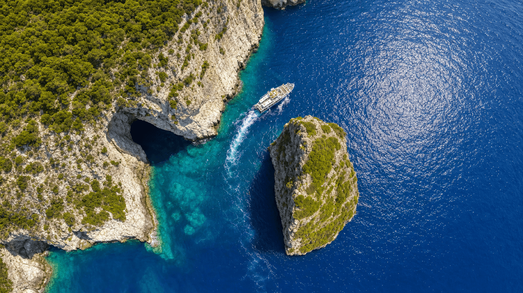 cruise_boat_near_arch_cave