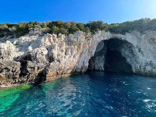 papanikolis cave
